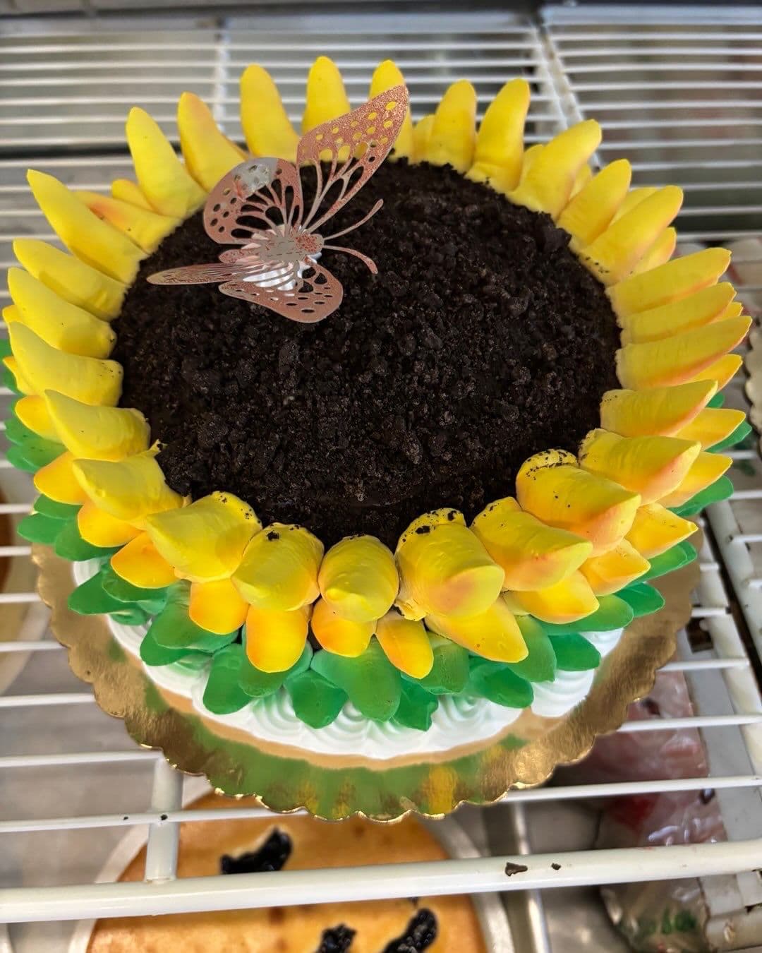 Sunflower-decorated chocolate cream cake