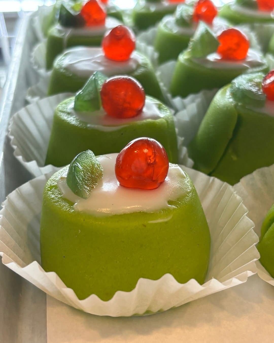Mini cassatine with marzipan and cannoli cream pastry